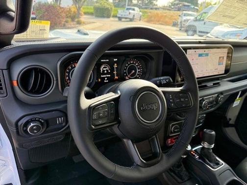 Bright White Clearcoat 2026 Jeep Gladiator Mojave