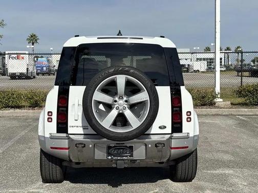 2023 Land Rover Defender SE