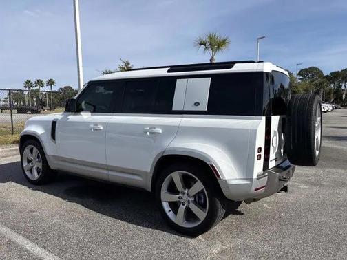 2023 Land Rover Defender SE