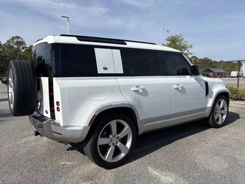 2023 Land Rover Defender SE