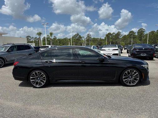 2022 BMW 740 i