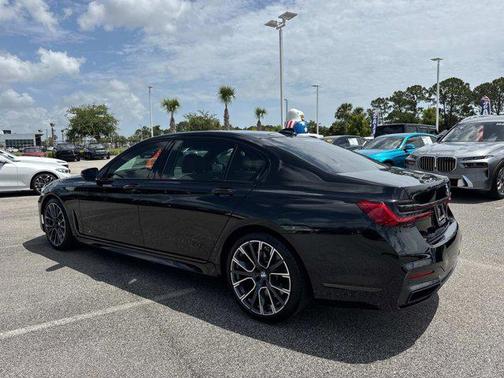 2022 BMW 740 i