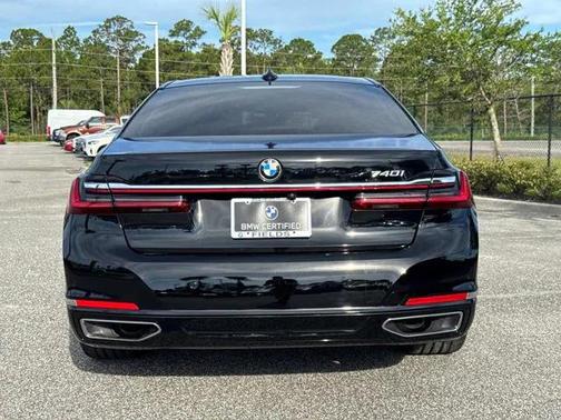 2022 BMW 740 i