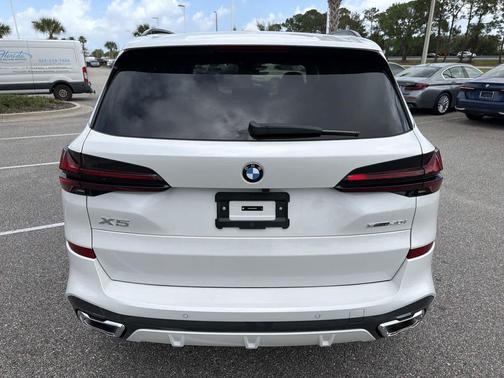 Mineral White Metallic 2026 BMW X5 sDrive40i