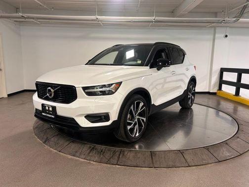 Crystal White 2019 Volvo XC40 T5 R-Design