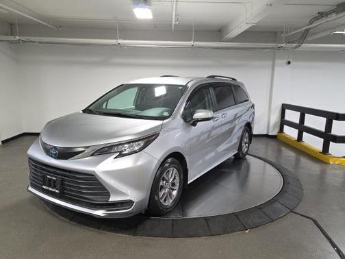 2022 Toyota Sienna LE