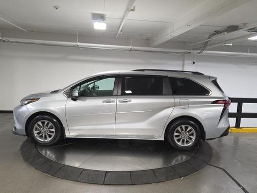 2022 Toyota Sienna LE