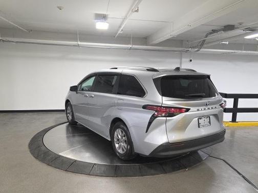 2022 Toyota Sienna LE