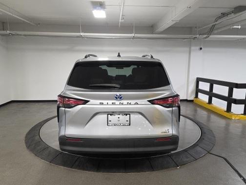 2022 Toyota Sienna LE