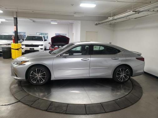 2022 Lexus ES 300h Base