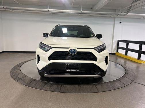 Blizzard Pearl/Midnight Black Metallic 2022 Toyota RAV4 Hybrid SE