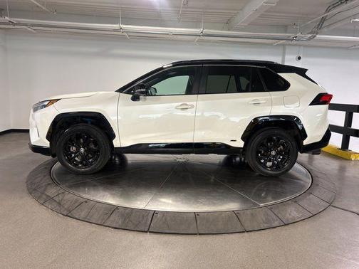 Blizzard Pearl/Midnight Black Metallic 2022 Toyota RAV4 Hybrid SE