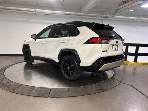 Blizzard Pearl/Midnight Black Metallic 2022 Toyota RAV4 Hybrid SE