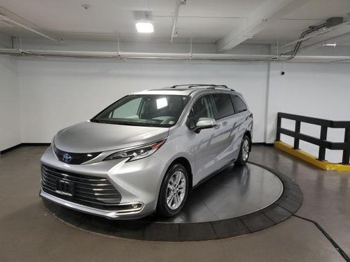 2022 Toyota Sienna Platinum 7 Passenger