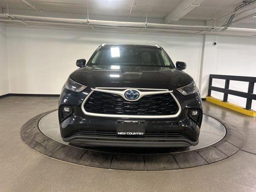 Midnight Black Metallic 2022 Toyota Highlander Hybrid XLE