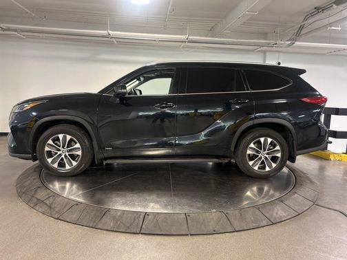 Midnight Black Metallic 2022 Toyota Highlander Hybrid XLE
