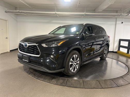 Midnight Black Metallic 2022 Toyota Highlander Hybrid XLE