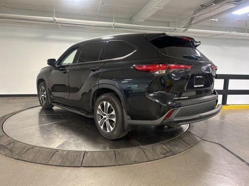 Midnight Black Metallic 2022 Toyota Highlander Hybrid XLE