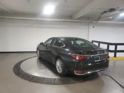 2022 Lexus ES 300h Ultra Luxury