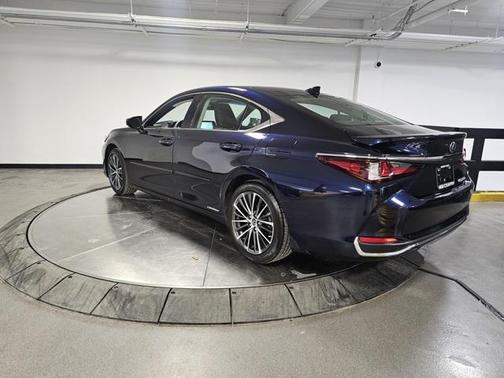 2022 Lexus ES 300h Base