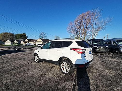 Oxford White 2017 Ford Escape SE