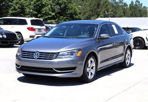 Platinum Gray Metallic 2013 Volkswagen Passat 2.0 TDI SE w/ Sunroof