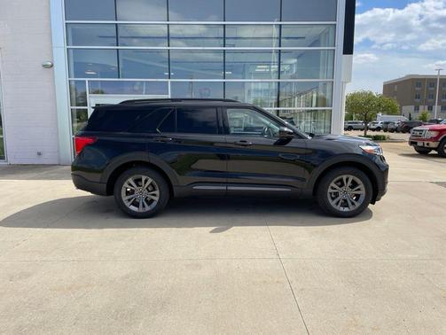 Black Metallic 2022 Ford Explorer XLT
