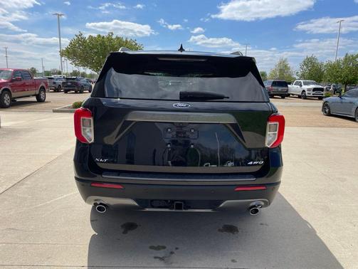 Black Metallic 2022 Ford Explorer XLT
