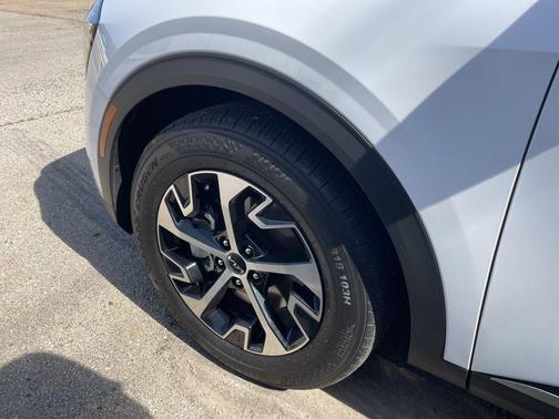 Glacial White Pearl 2024 Kia Sportage EX