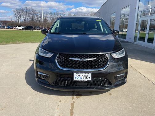 Brilliant Black Crystal Pearlcoat 2023 Chrysler Pacifica Touring L