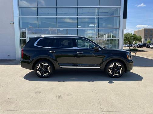 Ebony Black 2023 Kia Telluride S