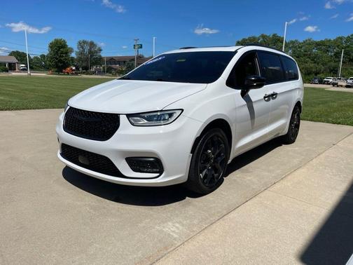 Bright White Clearcoat 2023 Chrysler Pacifica Limited