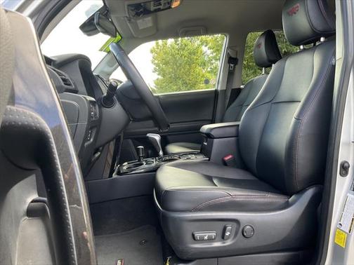 Photo 4 of 31 of 2021 Toyota 4Runner TRD Off Road Premium