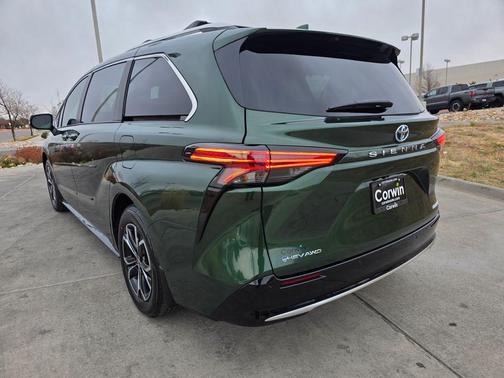 2025 Toyota Sienna Platinum