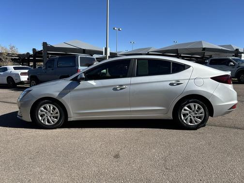 2020 Hyundai ELANTRA SE