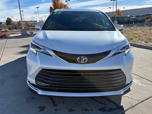 2025 Toyota Sienna Platinum