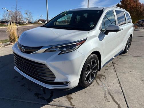 2025 Toyota Sienna Platinum