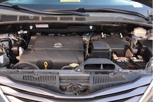 Photo 5 of 28 of 2015 Toyota Sienna LE