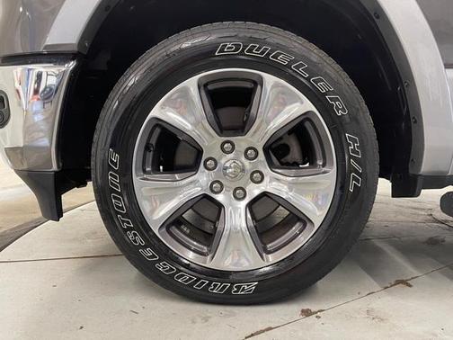 Photo 4 of 31 of 2020 RAM 1500 Laramie