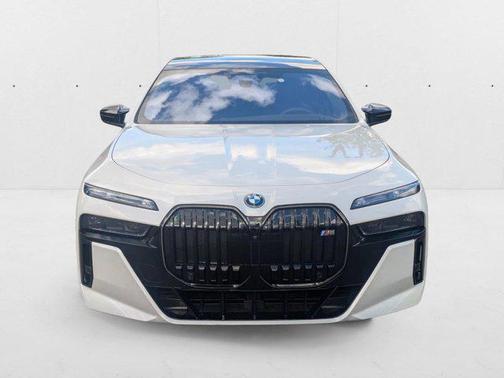 Mineral White Metallic 2026 BMW i7 M70