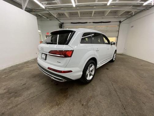 2024 Audi Q7 45 Premium Plus