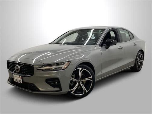 2024 Volvo S60 B5 Plus Dark Theme