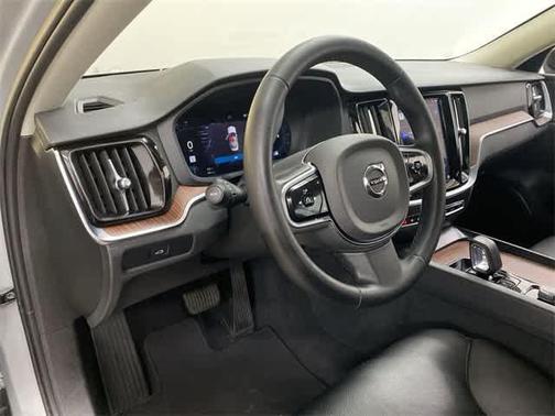 2024 Volvo S60 B5 Plus Dark Theme