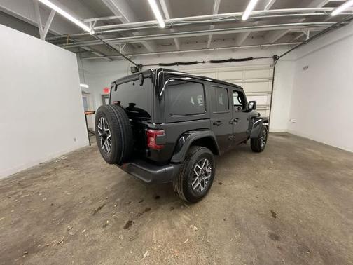 2025 Jeep Wrangler 4-Door Sahara 4x4