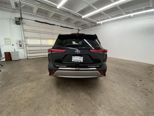2022 Toyota Highlander Platinum