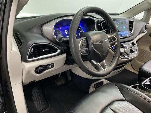 Diamond Black Crystal Pearlcoat 2024 Chrysler Pacifica Touring L