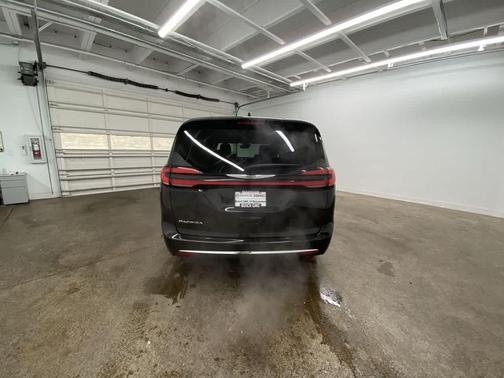 Brilliant Black Crystal Pearlcoat 2021 Chrysler Pacifica Touring L
