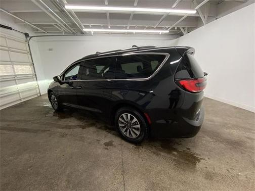 Brilliant Black Crystal Pearlcoat 2021 Chrysler Pacifica Touring L