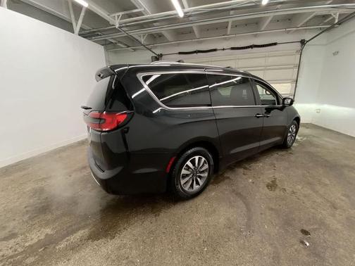 Brilliant Black Crystal Pearlcoat 2021 Chrysler Pacifica Touring L