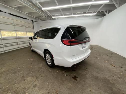 Bright White Clearcoat 2023 Chrysler Pacifica Touring L